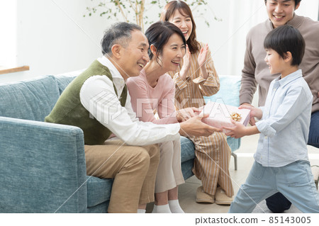 禮物和第三代家庭 85143005