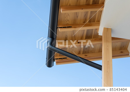 新建的屋簷和排水溝 85143404