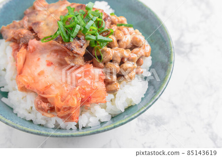 Pork kimchi and natto bowl 85143619