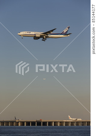 Haneda Airport landing plane Haneda Airport landing plane 85144177