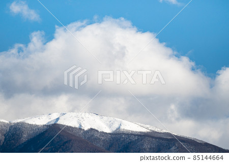 Snowy Hatsubushiyama on a sunny day 85144664