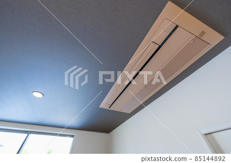 Ceiling cassette type air conditioner embedded in the ceiling 85144892
