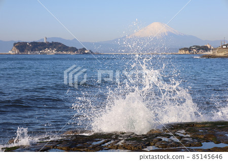 從稻村崎噴出的海浪上眺望江之島和富士山的冬景 從稻村崎噴出的海浪上眺望江之島和富士山的冬景 85145646