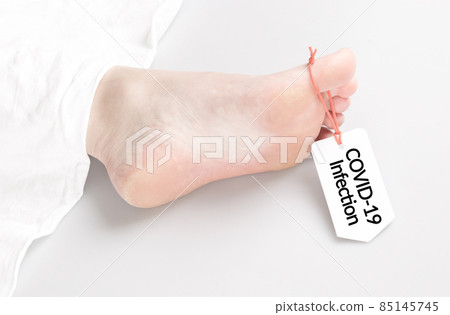 Body with toe tag on white Body with toe tag on white 85145745