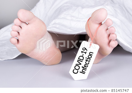 Body with toe tag on white 85145747