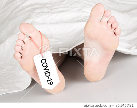 Body with toe tag on white 85145751