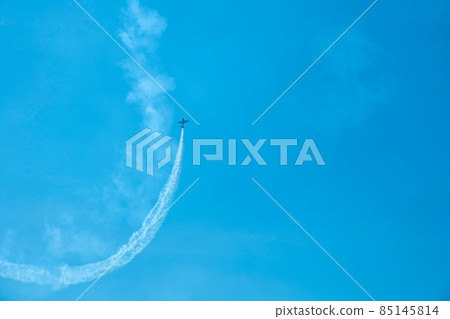 Overhead flying aircraft. Aircraft in formation during an aerobatics display as they loop and roll through the sky. Plane crashes. Falling airplane crashes Overhead flying aircraft. Aircraft in formation during an aerobatics display as they loop and roll through the sky. Plane crashes. Falling airplane crashes 85145814