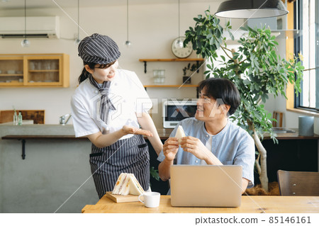 來到咖啡館的顧客和服務員 85146161