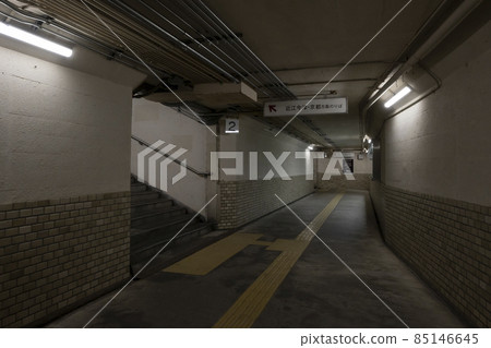 Passage inside the ticket gate of Makino Station on the JR West Kosei Line 85146645