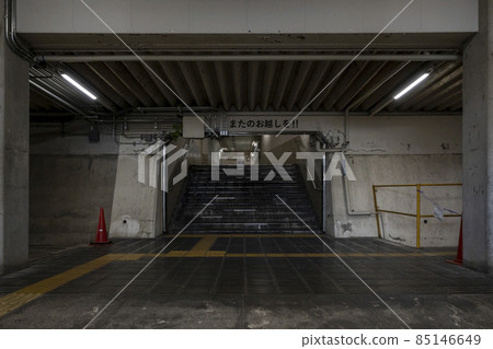 Passage inside the ticket gate of Makino Station on the JR West Kosei Line 85146649