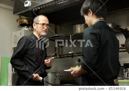 Asian staff teaching work at a restaurant Asian staff teaching work at a restaurant 85146926