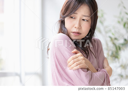 一個在房間裡凍僵的女人 85147003