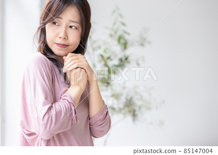 A woman who freezes in the cold in the room 85147004