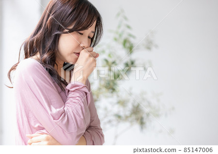 Unwell woman coughing in the room 85147006