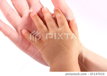 女手和嬰兒手 85147010