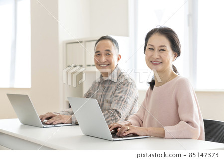 前輩走向計算機的高級計算機教室形象 前輩走向計算機的高級計算機教室形象 85147373