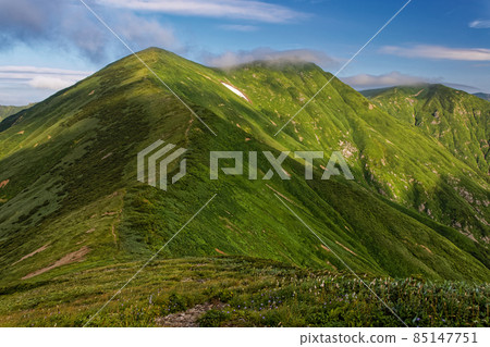 從朝日山脈垂直跑道看到的早晨的神河山 85147751