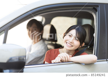去兜風的年輕男女 85149241
