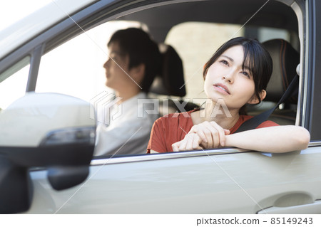 去兜風的年輕男女 85149243