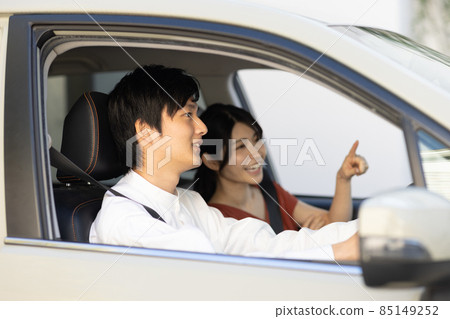 去兜風的年輕男女 85149252