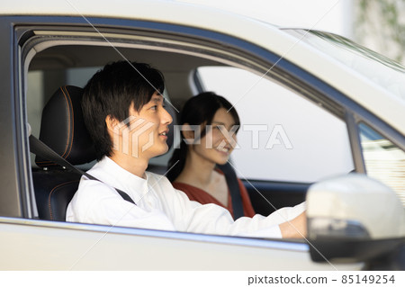 去兜風的年輕男女 85149254