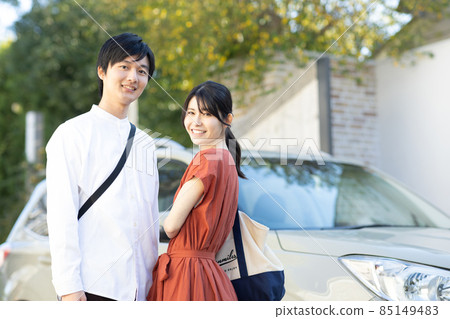 Young men and women going for a drive Young men and women going for a drive 85149483