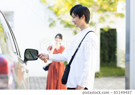 Young men and women going for a drive 85149487