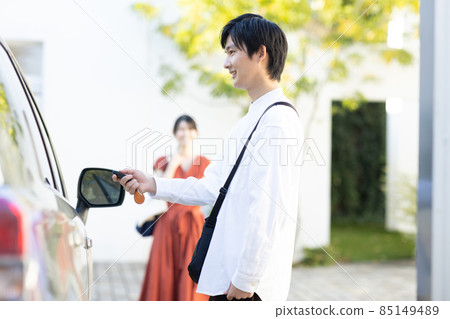去兜風的年輕男女 85149489