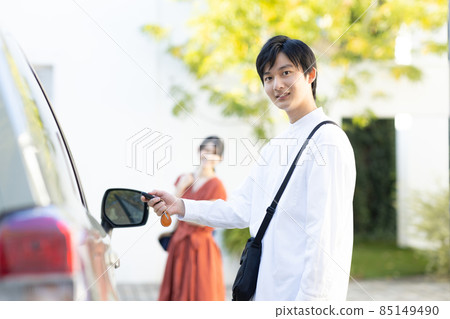去兜風的年輕男女 85149490