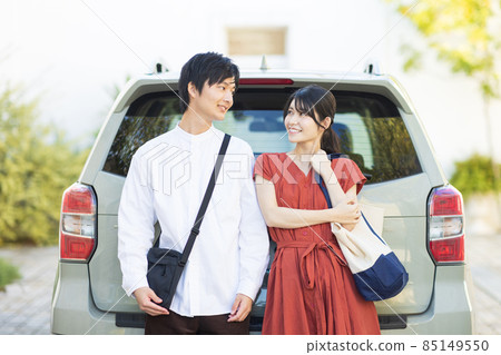 去兜風的年輕男女 85149550