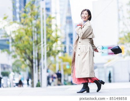 微笑在城市的年輕女人 85149858