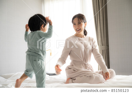 A toddler who loves moms and jumps at a glance 85150123