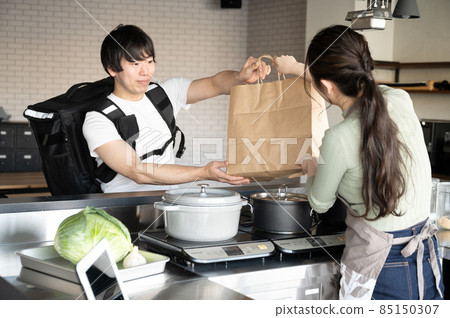 Deliveryman receiving Uber sweets Deliveryman receiving Uber sweets 85150307