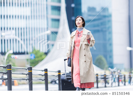 A woman walking in the city 85150346