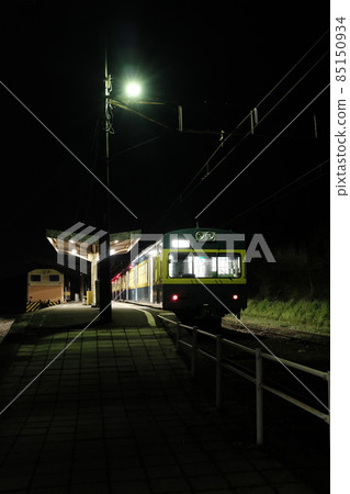 Train waiting for departure at a local station in the middle of the night Train waiting for departure at a local station in the middle of the night 85150934