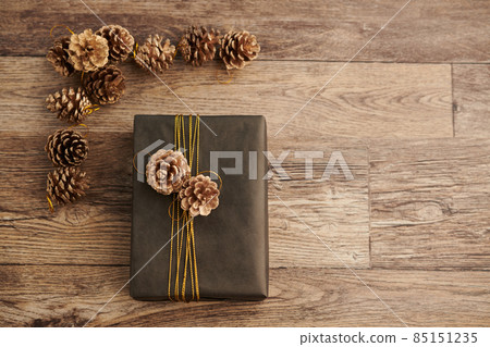 Gift Box Decorated with Pine Cones 85151235