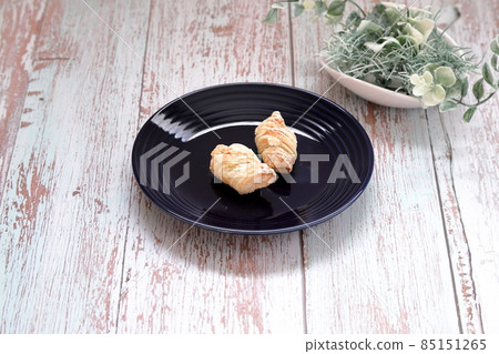 Mini croissant on a dark blue plate | Hinomaru composition 85151265