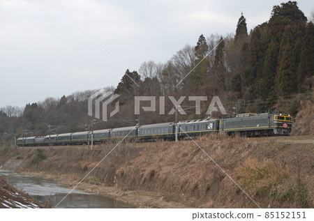 Hokuriku Main Line Tsubata-Kurikara JR West EF81-44 + 24 series Twilight Express Hokuriku Main Line Tsubata-Kurikara JR West EF81-44 + 24 series Twilight Express 85152151