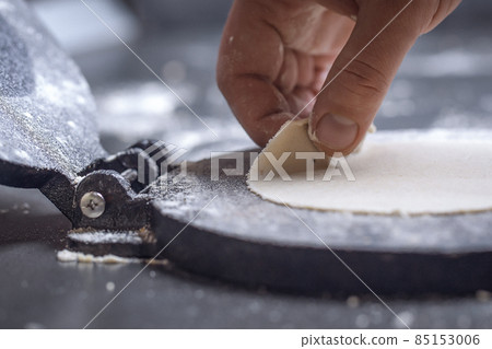 Process of cooking tacos with grilled flank beef steak with handmade guacomole Process of cooking tacos with grilled flank beef steak with handmade guacomole 85153006