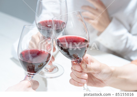 Up of three people toasting with red wine Photo cooperation: WEEK Shibadaimon (Sun Frontier Fudousan) Up of three people toasting with red wine Photo cooperation: WEEK Shibadaimon (Sun Frontier Fudousan) 85155016