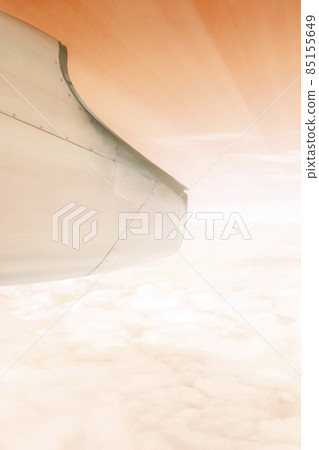 飛機窗外的美妙景色:紅橙色和夕陽般的光線 飛機窗外的美妙景色:紅橙色和夕陽般的光線 85155649