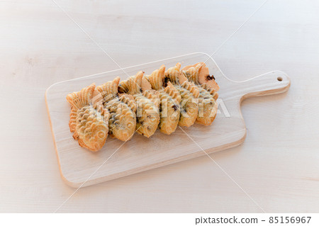 韓國冬季食品 Bungeoppang 在木盤上供應 85156967