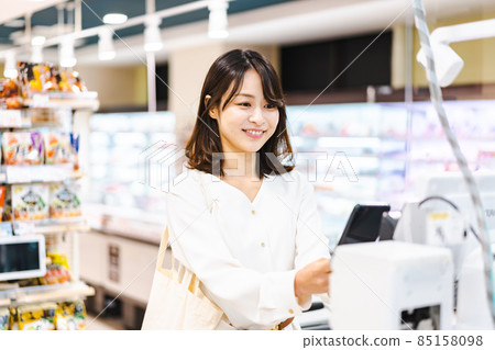 Young woman paying by smartphone payment Young woman paying by smartphone payment 85158098