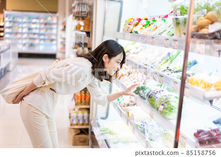 Young woman buying groceries at the supermarket 85158756