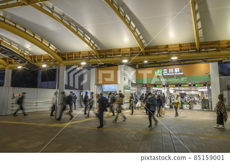 東京都立川市立川站北檢票口前行人甲板及交通 85159001