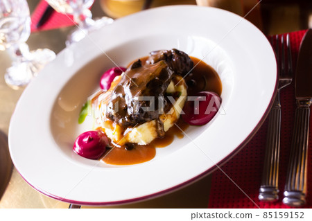 beef cheek with mashed potatoes and currant oil beef cheek with mashed potatoes and currant oil 85159152