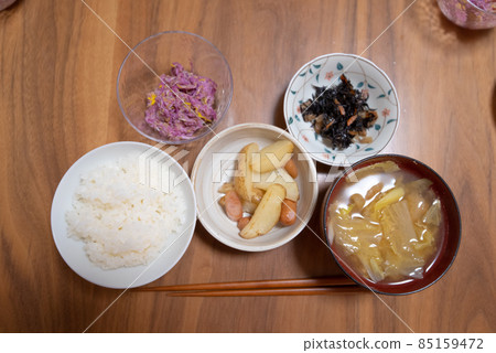 晚餐(米飯、味噌湯、土豆和維納、羊栖菜、菊花醋) 晚餐(米飯、味噌湯、土豆和維納、羊栖菜、菊花醋) 85159472