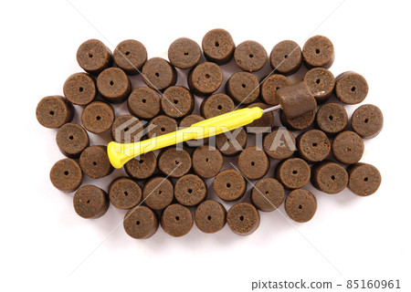 Brown pre-drilled halibut pellet Brown pre-drilled halibut pellet 85160961