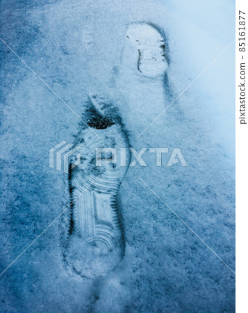 雪地上的腳印 85161877