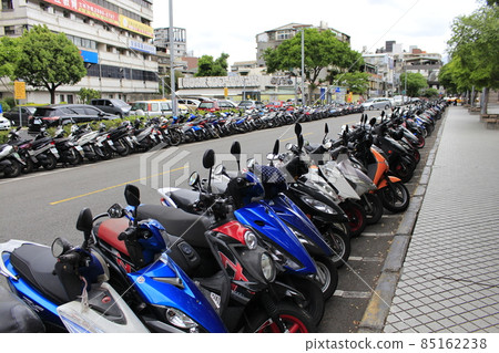 在台灣街道上停放的輕便摩托車 85162238